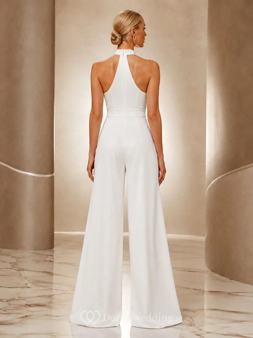 Mono blanco de la línea Gallery, largo hasta el suelo, sin mangas, con escote halter, de satén, vestido formal moderno. view 2