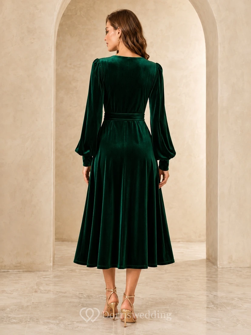 Robe trapèze mi-longue en velours vert foncé, col en V, manches bouffantes, décolleté en V view 2