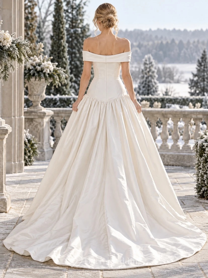 Vestido de novia de tafetán con cintura baja y hombros descubiertos y cola larga view 2