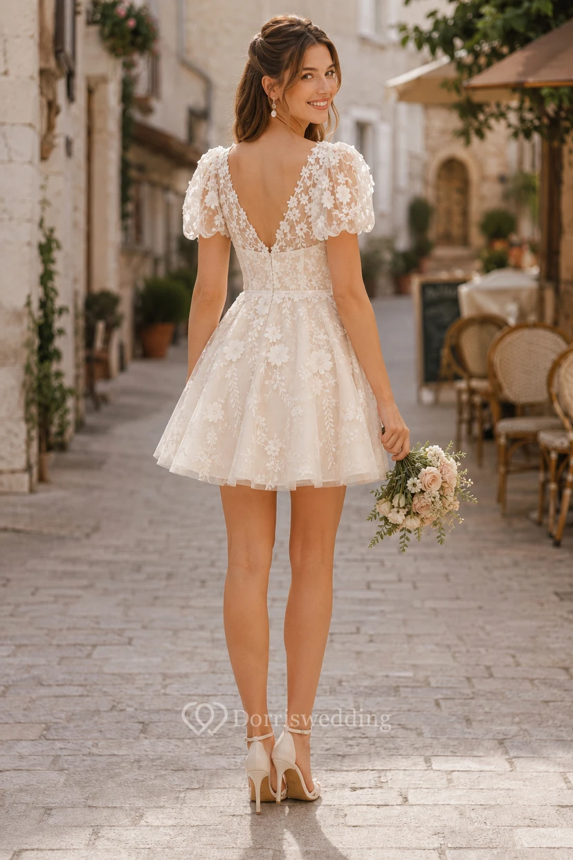 Robe de mariée courte en tulle et dentelle à col en V et manches bouffantes view 2