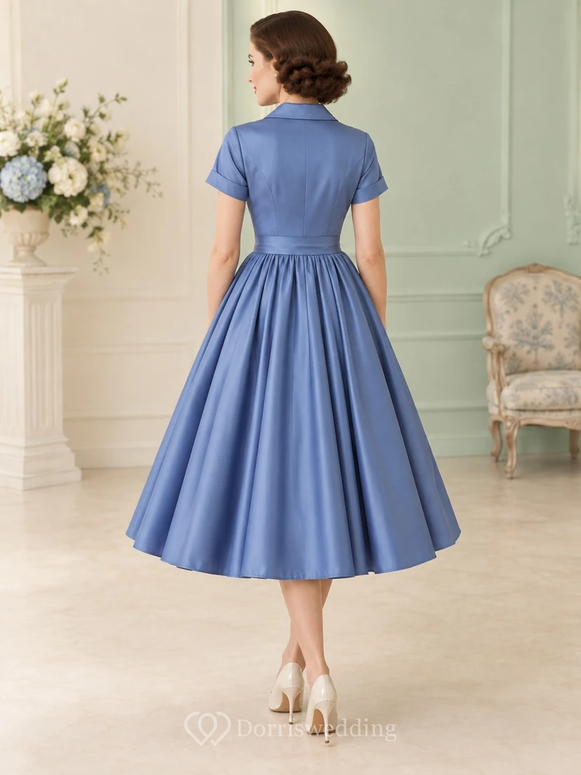 Vestido vintage azul de corte A, largo hasta la rodilla, con cuello, manga corta y botones en la parte delantera. view 2