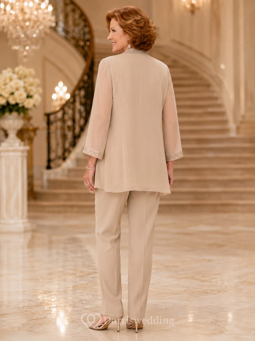 Champagnerfarbener, schlichter Dreiviertel-Chiffon-Anzug mit Perlenbesatz und taillierter Passform – das perfekte Outfit für die Großmutter der Braut view 2