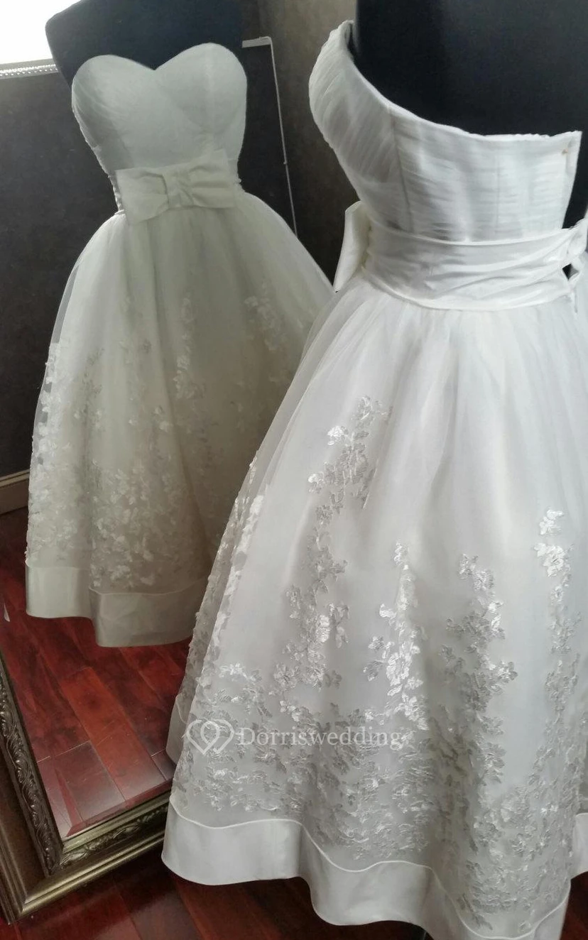 Robe de première communion en organza et dentelle, coupe trapèze, longueur thé, décolleté cœur, avec nœud. view 2