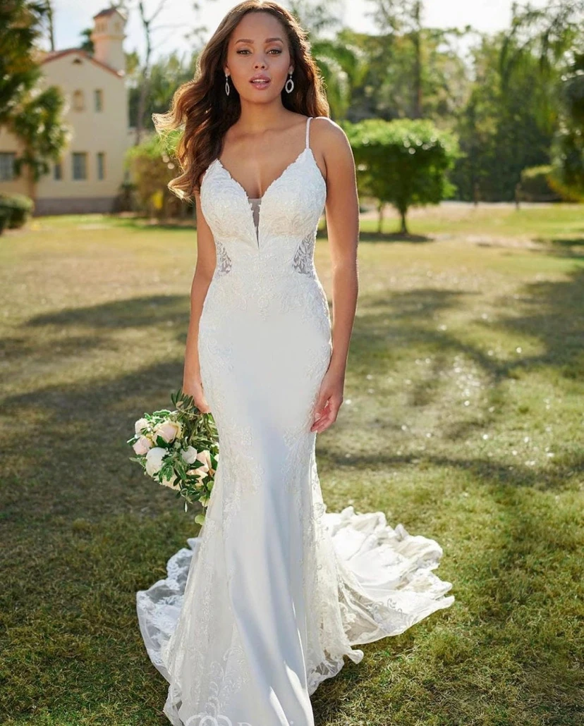 Lässiges Meerjungfrauen-Brautkleid aus Spaghetti-Spitze mit kleiner Schleppe