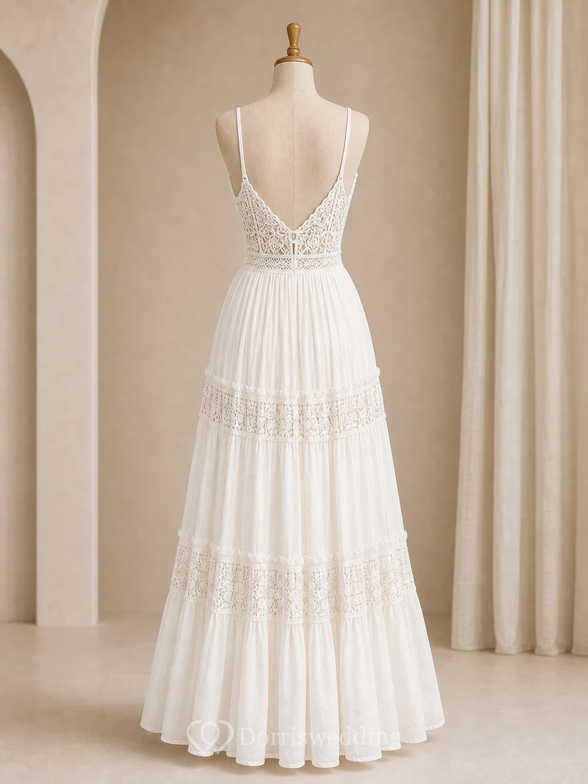 Robe de mariée bohème de plage avec bretelles spaghetti, corsage en dentelle et jupe longue à volants view 8