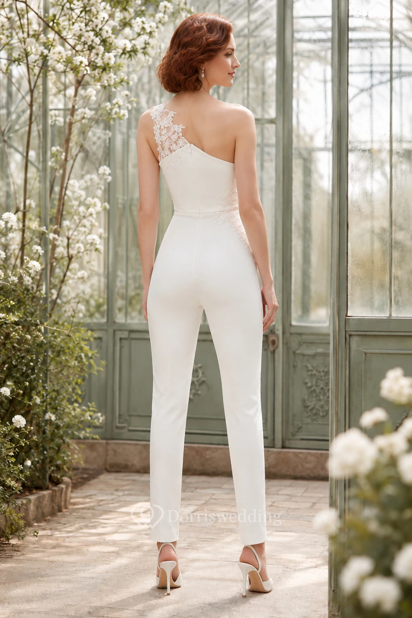 Combinaison de mariage blanche asymétrique en dentelle appliquée view 2