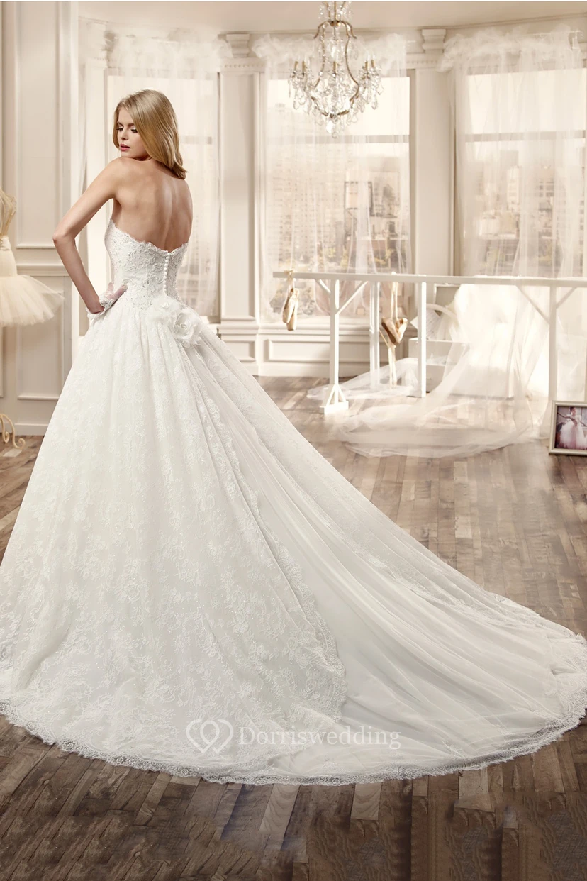 Trägerloses A-Linien-Brautkleid mit Faltenrock und perlenbesetztem Oberteil view 2