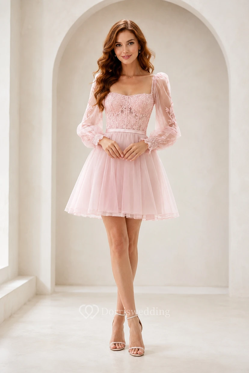 Robe de bal rose poudré à manches longues, corsage en dentelle, jupe courte en tulle, coupe trapèze et manches illusion