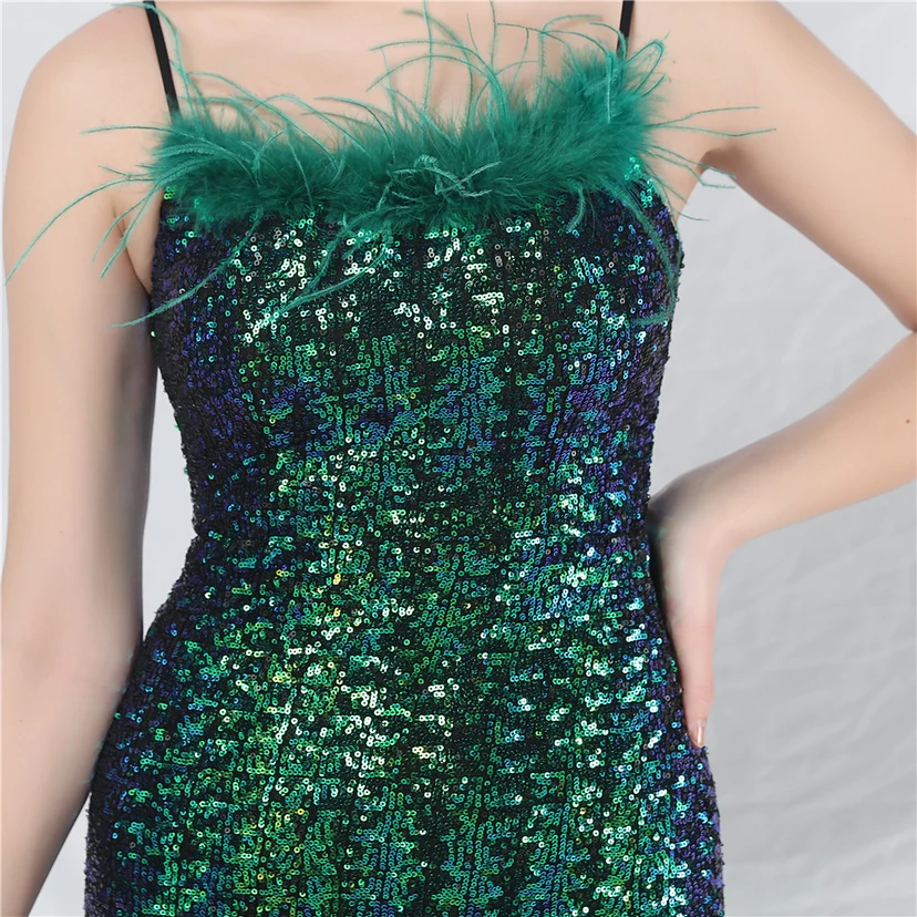 Robe de soirée de luxe ornée de plumes d'autruche et de sequins, idéale pour un banquet. view 40