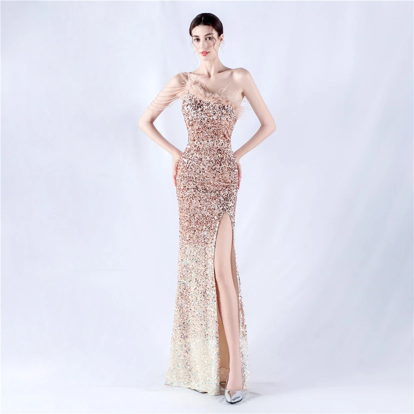 Robe de soirée longue à une épaule, ornée de plumes d'autruche, de perles et de sequins, avec col asymétrique et fente haute. view 59