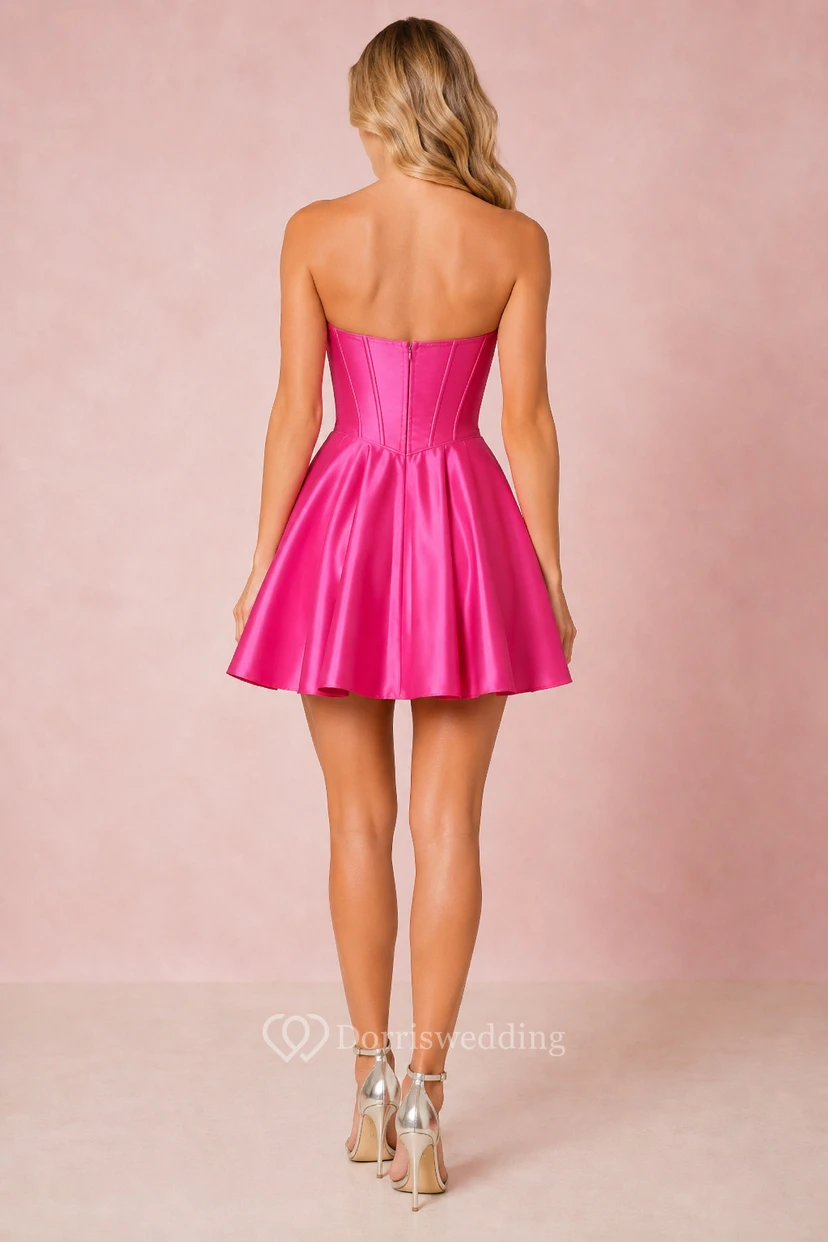 Robe de bal mini fuchsia sans bretelles en satin, coupe trapèze, avec corsage bustier en forme de cœur view 2