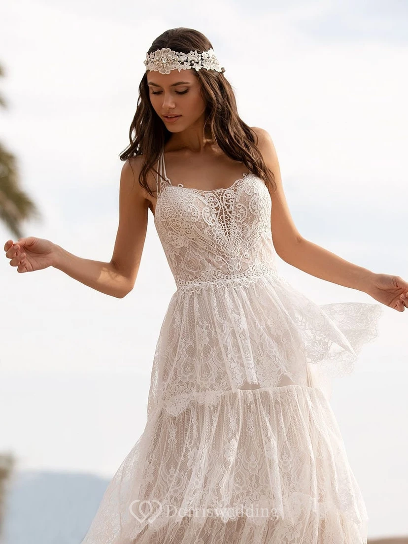 Boho-Brautkleid im Empire-Stil mit Spaghettiträgern, mehrlagiger Spitze und fließendem Schnitt – perfekt für Strandhochzeiten view 3