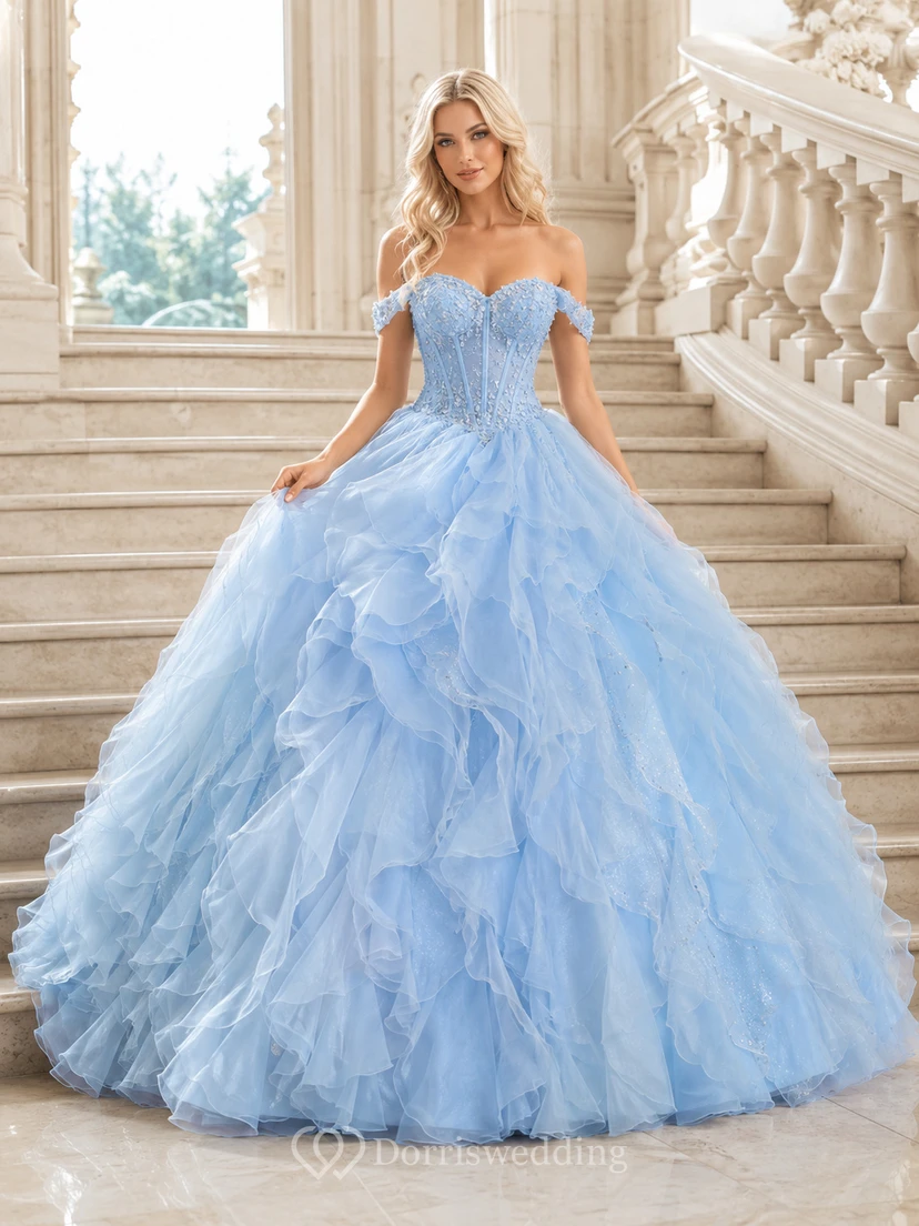 Vestido de princesa de organza azul cielo romántico con hombros descubiertos y volantes en cascada para quinceañera