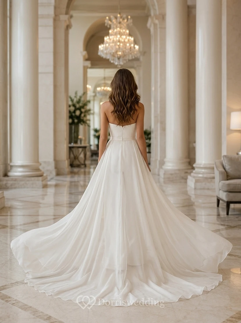 Combinaison de mariée blanche sans bretelles avec traîne en tulle view 2