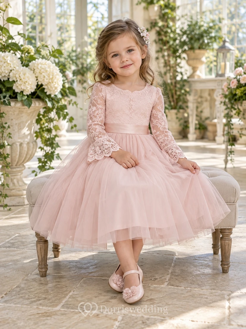 Robe de demoiselle d'honneur rose à fleurs, longueur thé, manches longues, coupe trapèze, corsage en dentelle et nœud dans le dos, en tulle.