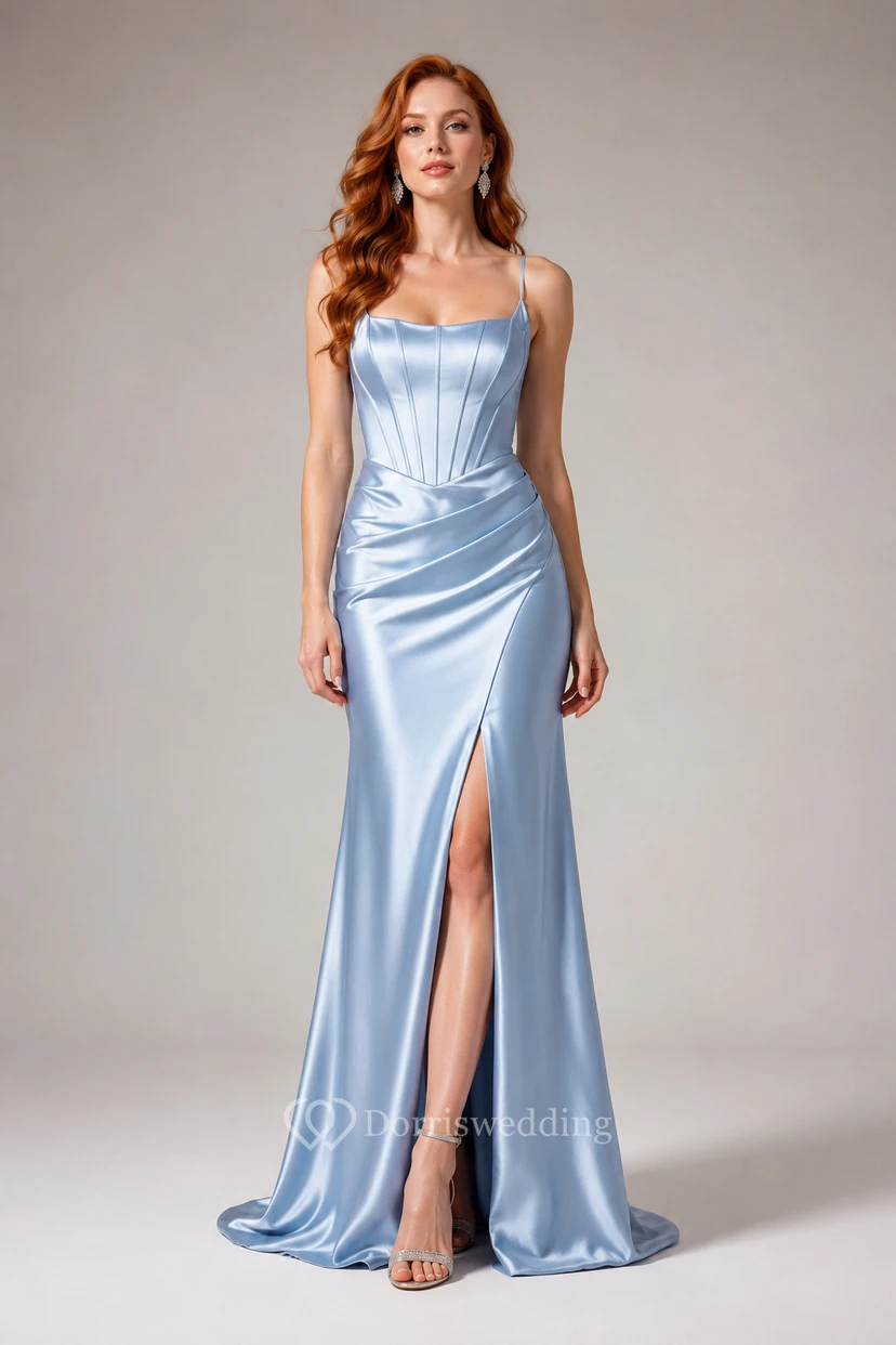 Vestido de dama de honor azul claro de satén, corte recto, tirantes finos y abertura hasta el suelo.