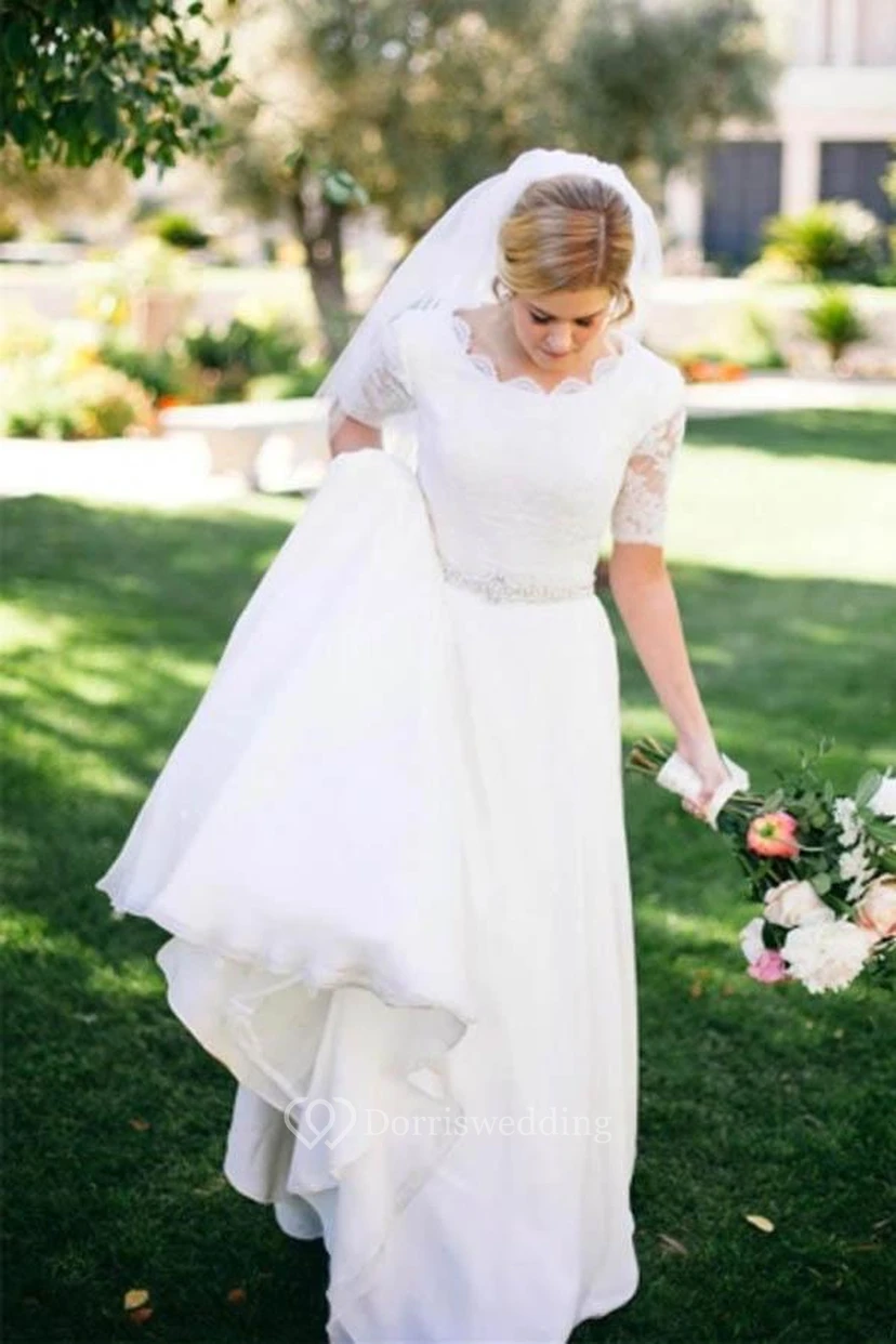 Brautkleid in A-Linie mit Spitze, Perlenstickerei und elfenbeinfarbenen Halbärmeln