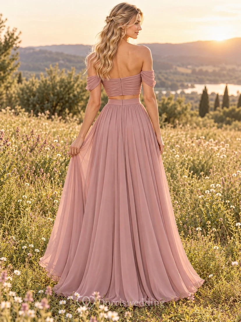 Conjunto de dos piezas de vestido de dama de honor de gasa color malva con hombros descubiertos, estilo bohemio. view 2