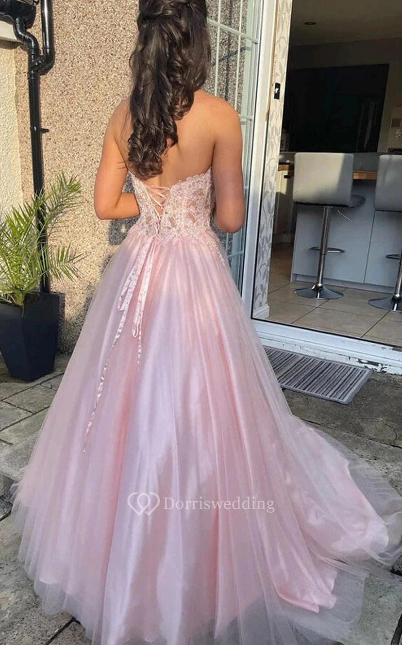 Robe de soirée formelle de bal en tulle rose poudré, coupe trapèze, ornée d'appliqués de dentelle en forme de cœur et d'un corset au dos. view 5
