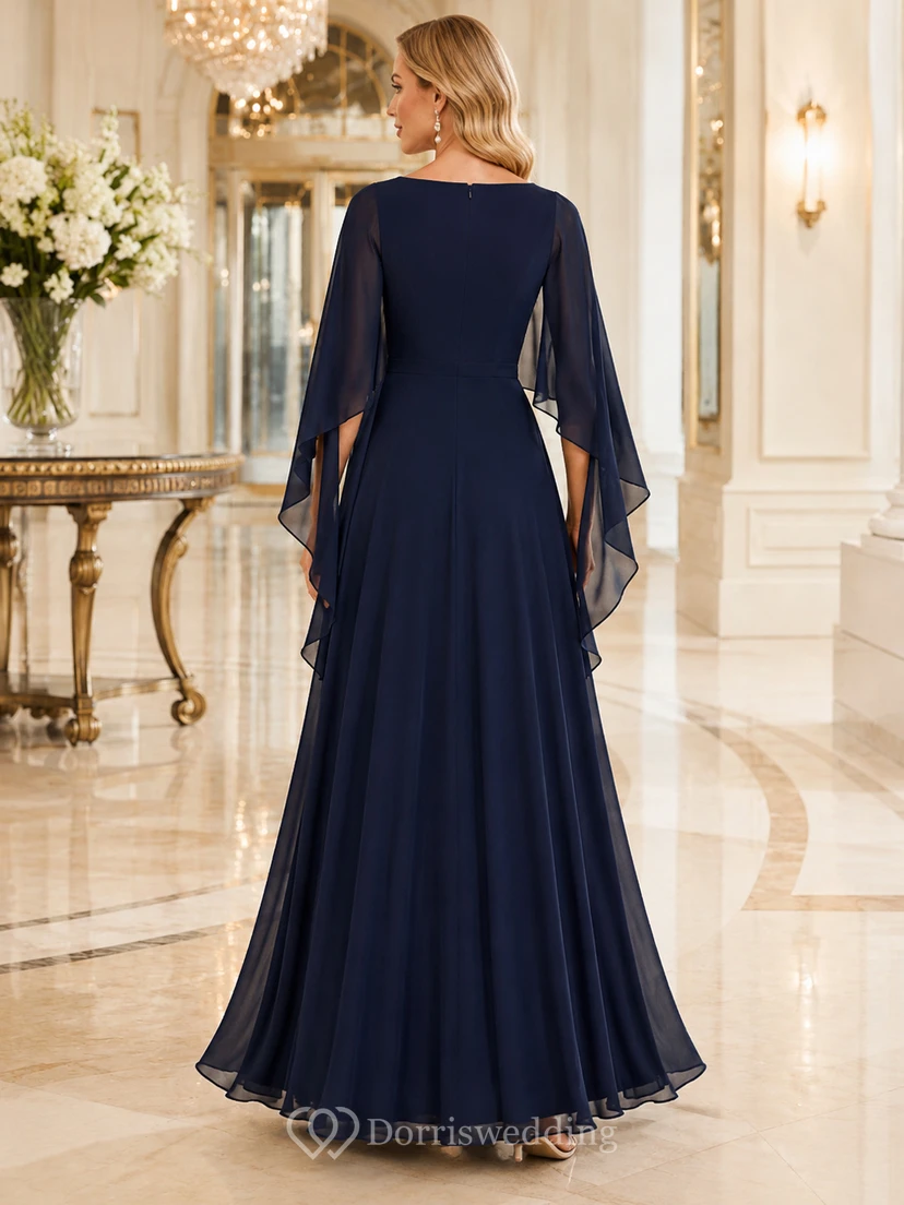 Vestido formal modesto de gasa azul marino con mangas tipo capa y escote barco, largo hasta el suelo. view 2