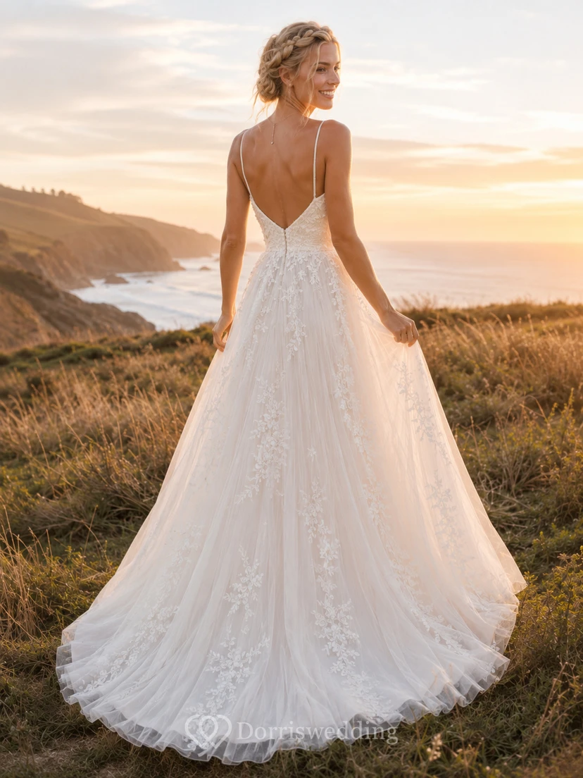 Robe de mariée de style bord de mer, à bretelles spaghetti, décolleté en V plongeant, dentelle et tulle, coupe trapèze, traîne, style bord de mer view 2