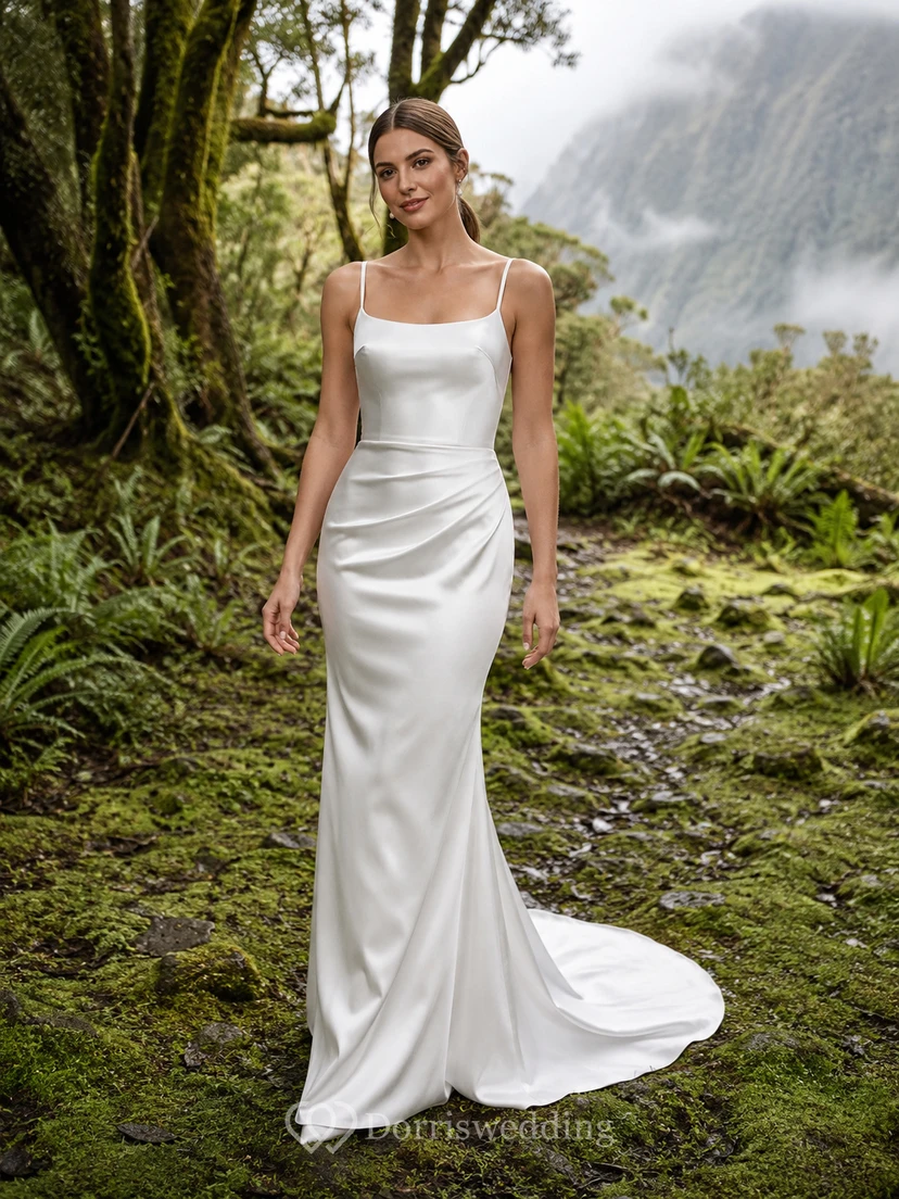 Robe de mariée en satin fourreau à bretelles spaghetti et col carré, traîne balayée, style forêt