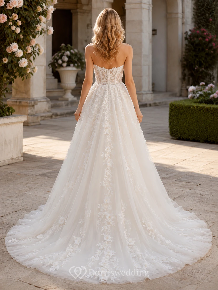 Brautkleid aus Spitze, A-Linie, trägerlos, bodenlang, Applikationen, tiefer V-Ausschnitt am Rücken view 2