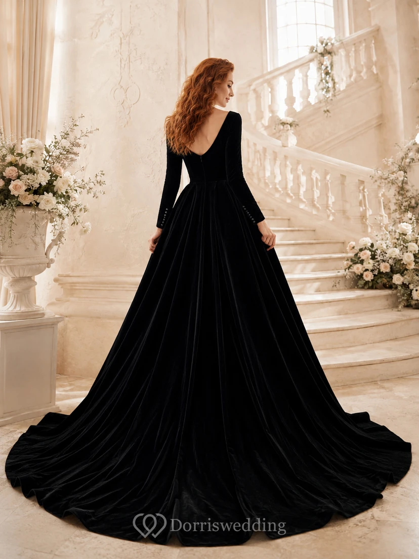 Robe de mariée noire bateau en velours à manches longues et coupe trapèze avec traîne courte view 2