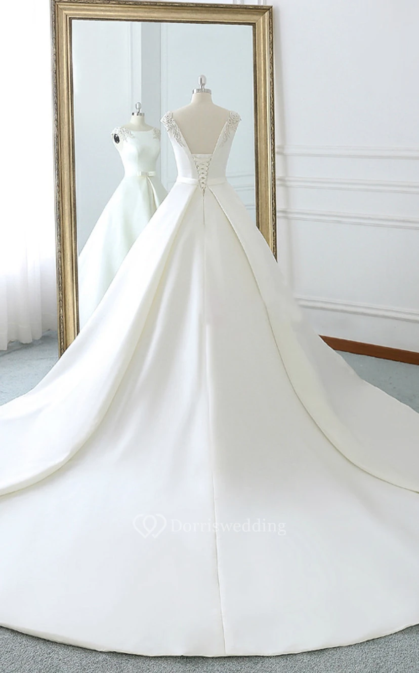 Elegantes, einfarbiges Ballkleid aus Satin im Prinzessinnenstil mit Perlenbesatz an Schulterklappen, Korsettrücken und Schleppe view 6