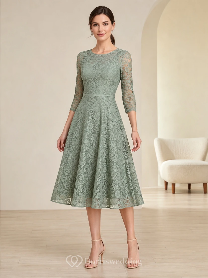 Robe élégante d'invitée en dentelle sauge, col bijou, manches 3/4, coupe trapèze, longueur genou