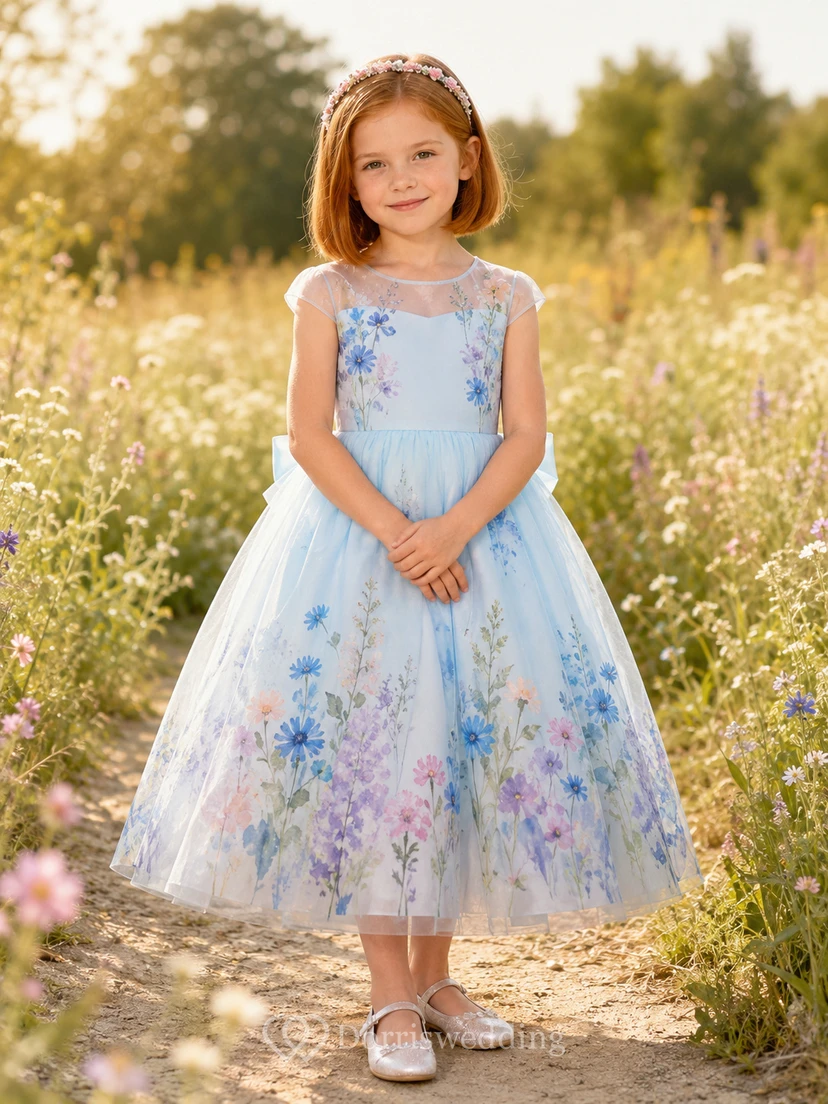Himmelblaues Blumenmädchenkleid mit Aquarellmuster, kurzen Ärmeln, A-Linien-Schnitt aus Tüll, bedrucktem Rock und wadenlangem Rock im Gartenstil