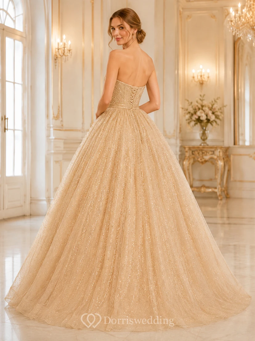 Vestido de gala de lujo color champán con brillo dorado, largo hasta el suelo, sin tirantes y de tul. view 2