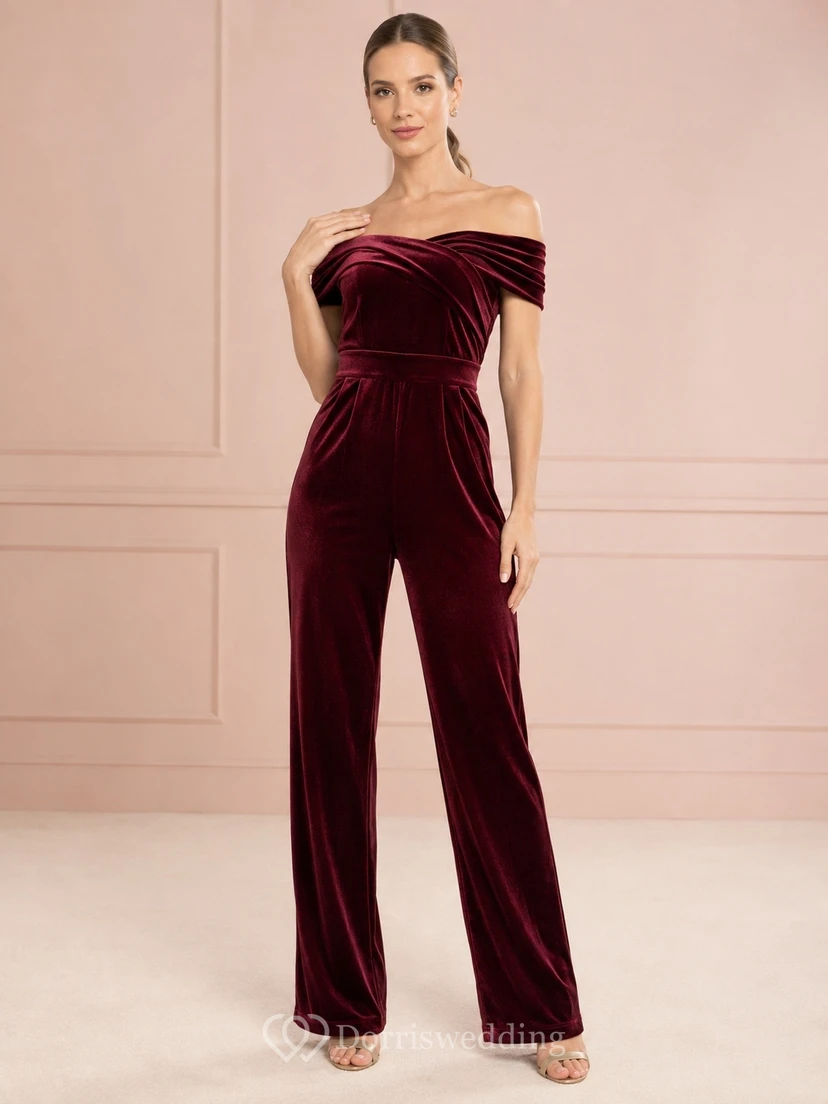 Burgunderfarbener Samt-Jumpsuit mit schulterfreiem Ausschnitt, gefaltetem Ausschnitt, betonter Taille, weitem Bein und formeller Silhouette