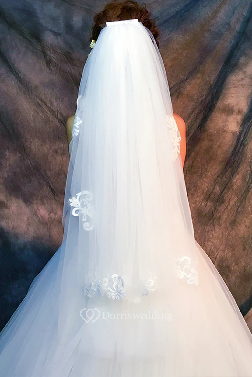 Simple Puffy Short Tulle Wedding Veil with Appliques view 2