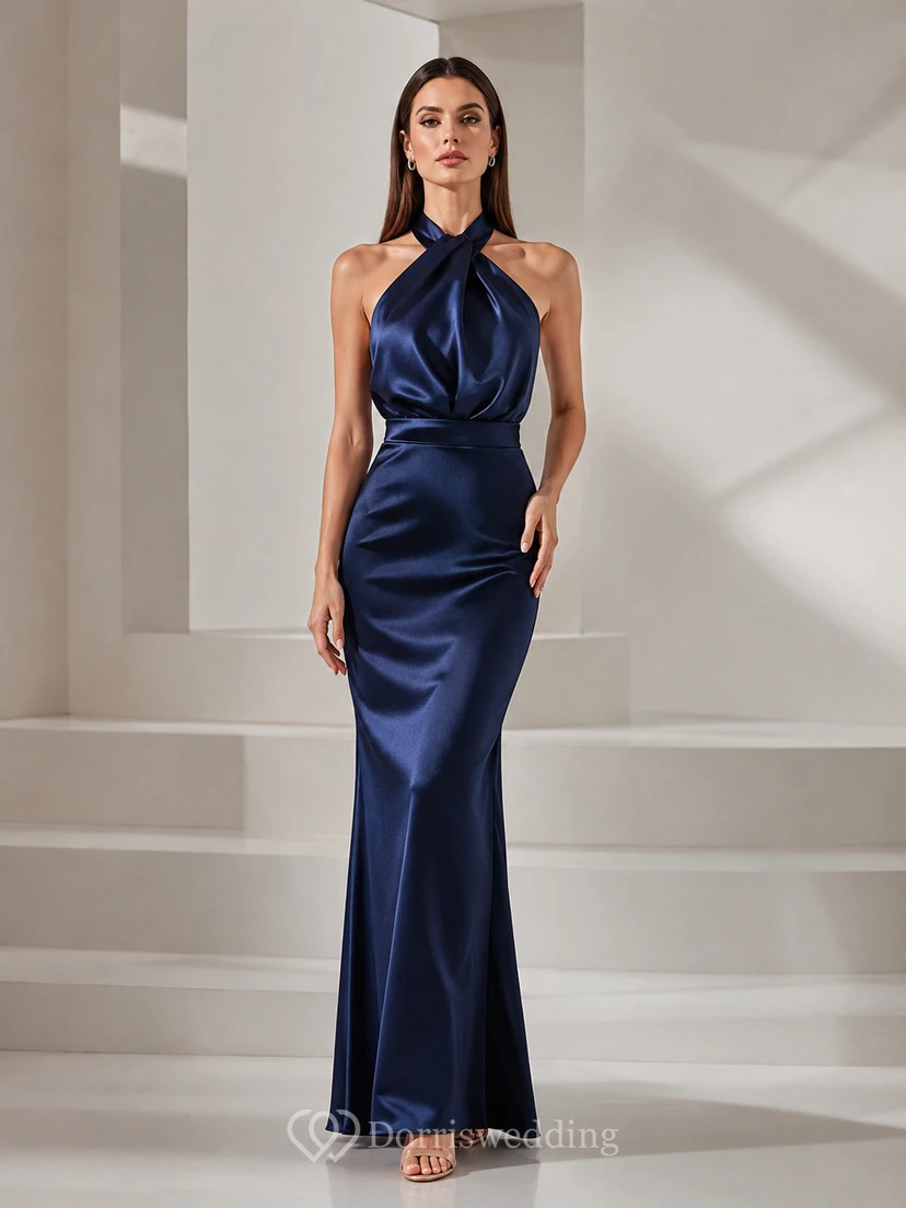 Vestido de noche formal largo hasta el suelo, de satén azul marino oscuro, con escote halter alto y espalda descubierta.