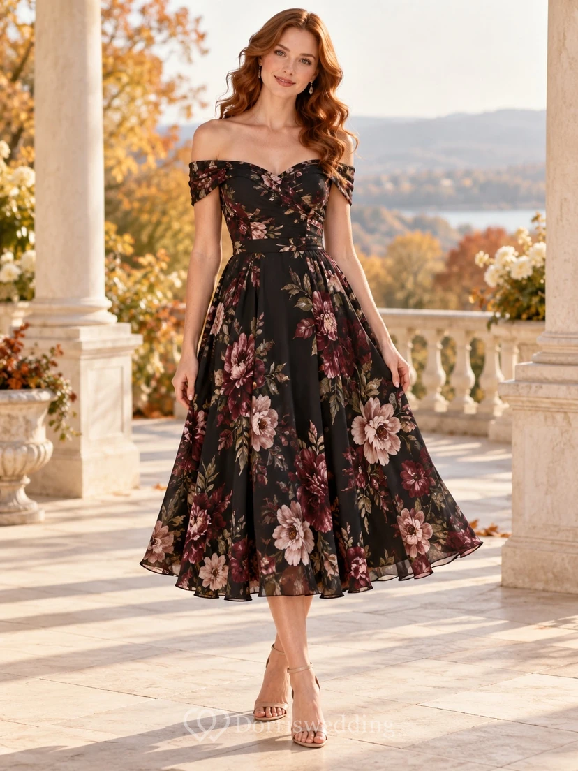 Vestido de invitada negro con estampado floral, corte en A, hombros descubiertos, manga corta y largo hasta la rodilla.