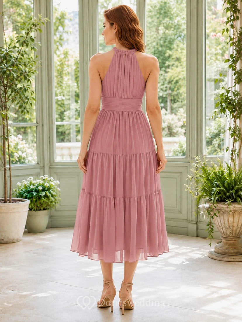 Vestido de invitada de gasa color rosa empolvado con cuello halter alto y volantes, largo hasta la rodilla y corte en A. view 2