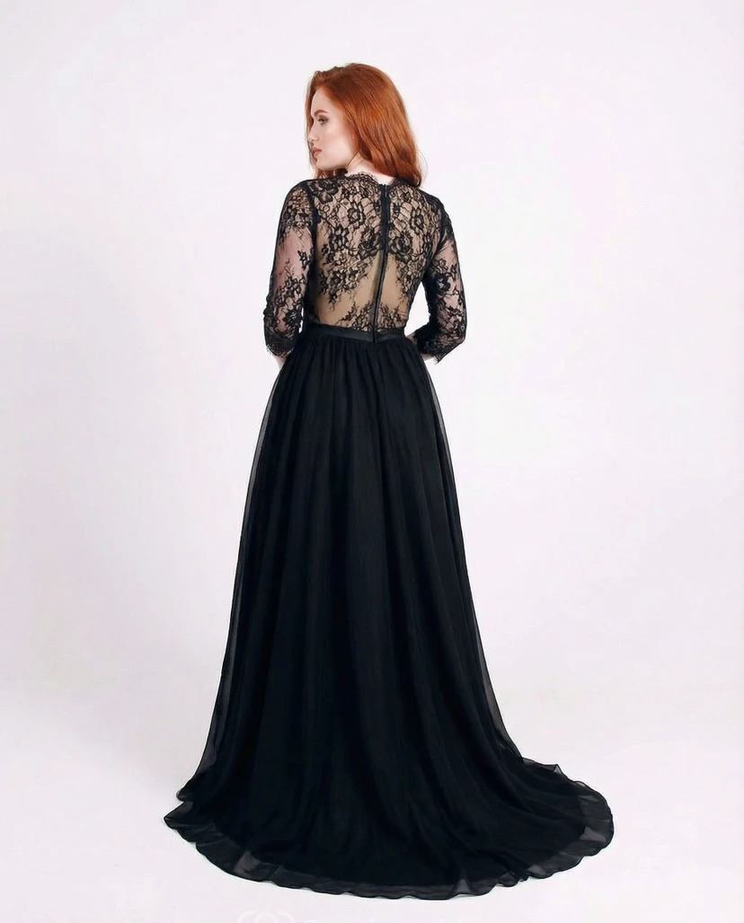 Robe noire à manches 3/4 et col en V ornée d'appliqués de dentelle view 2