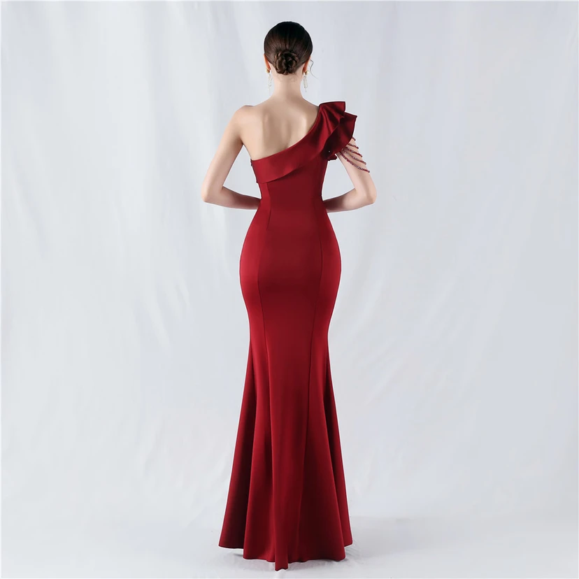 Vestido de noche asimétrico de satén con escote alto y cuello oblicuo, adornado con cuentas. view 22