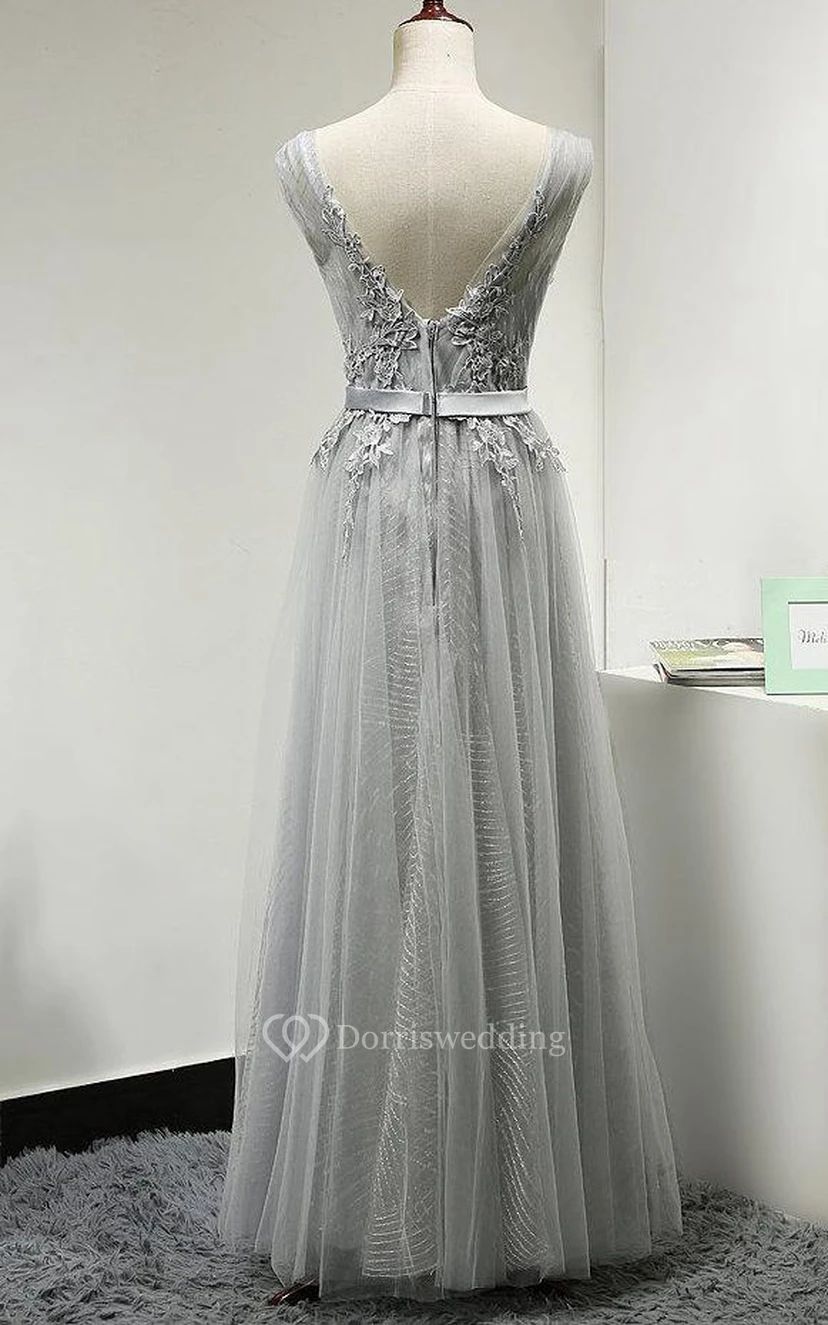Langes, plissiertes Tüllkleid in A-Linie mit V-Ausschnitt am Rücken, kurzen Ärmeln, Applikationen und Gürtel. view 2