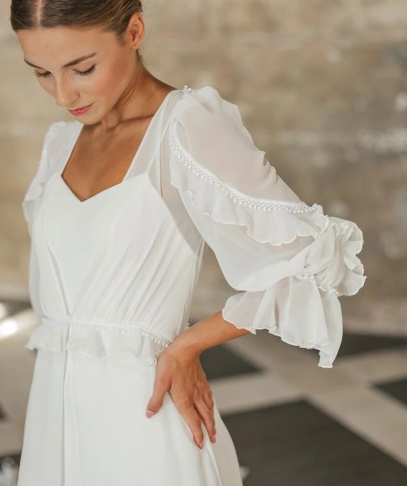 Fließendes, langärmeliges Chiffon-Hochzeitskleid mit ätherischer, gestufter Schleppe und Poeten-Optik view 3