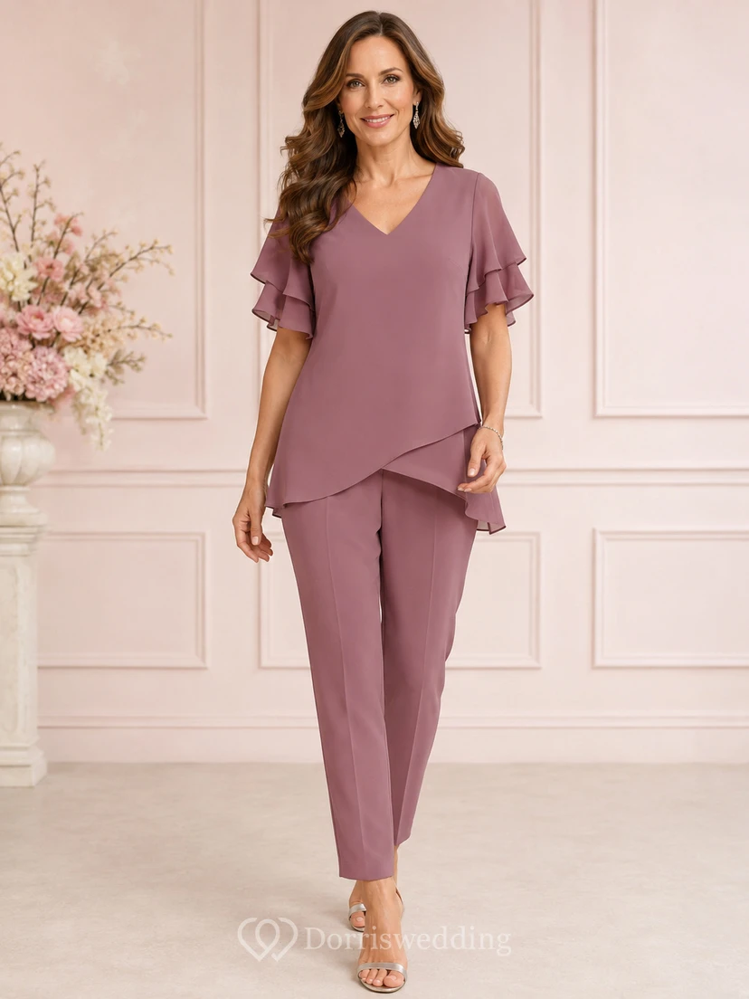 Vintage-Mauve-farbener, romantischer Hosenanzug mit V-Ausschnitt, gestuften Rüschenärmeln, asymmetrischem Schnitt und Knöchellänge – perfekt für die Mutter der Braut.