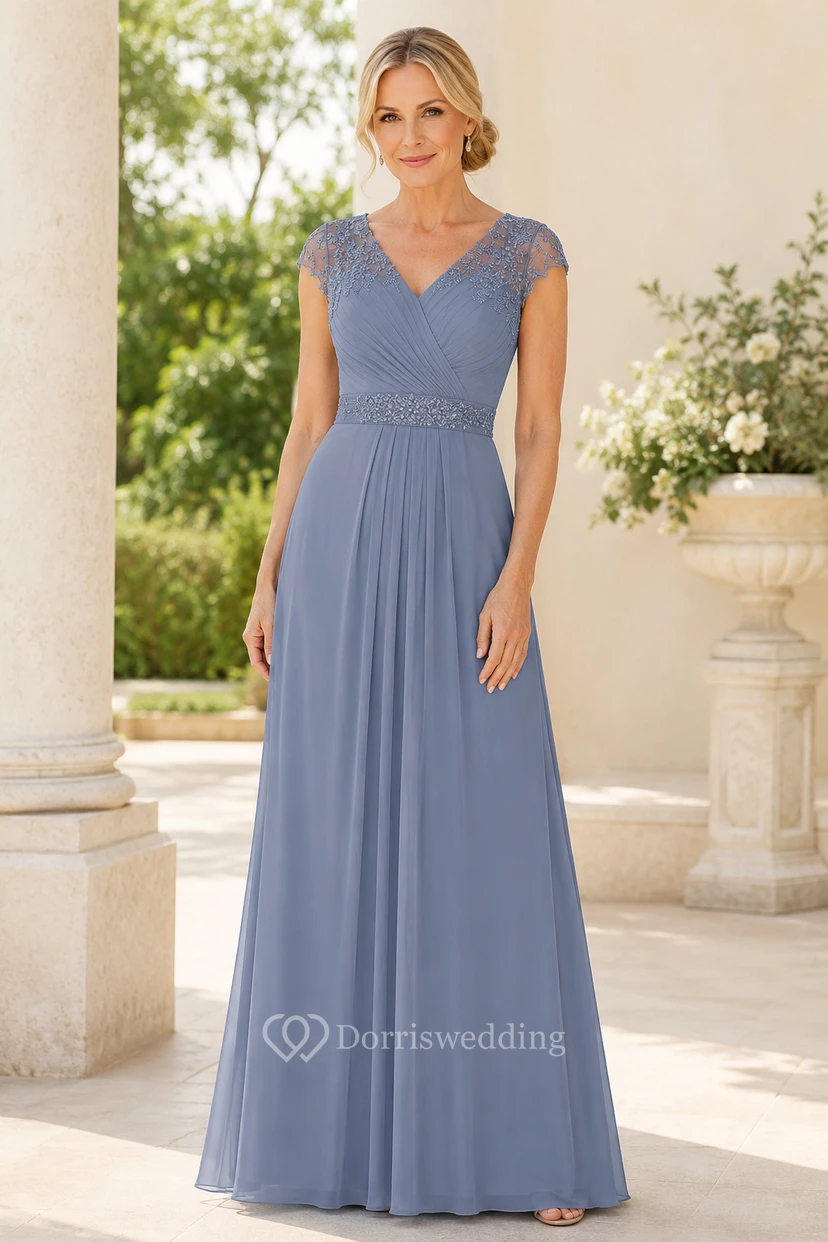 Vestido de gasa azul acero con escote en V, corte en A y mangas cortas de encaje para madres.