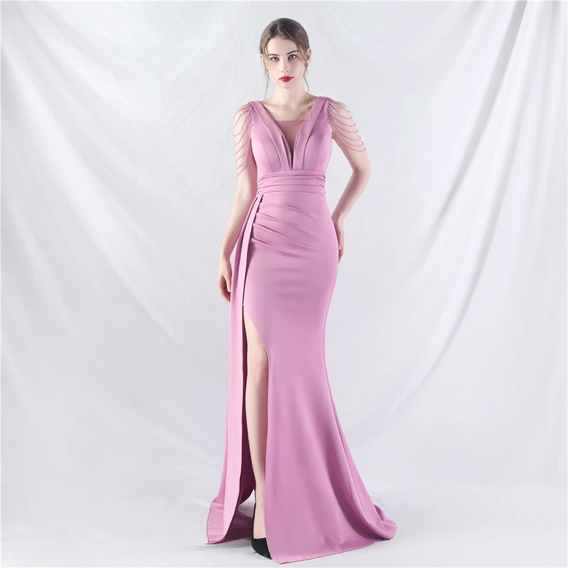 Ein Abendkleid aus insgesamt 8 Farben, gefertigt mit aufwendiger Satinfalttechnik und Perlenstickerei. video preview