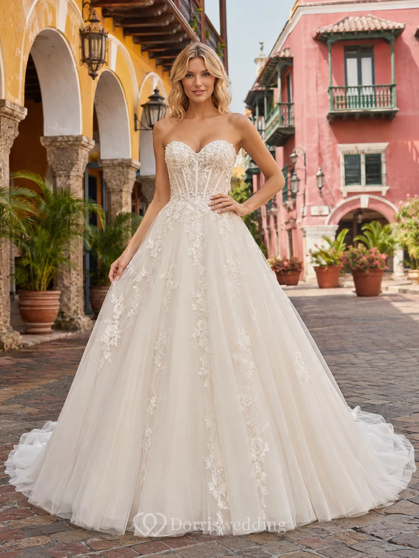 Trägerloses Ballkleid aus Spitze und Tüll mit Herzausschnitt – perfekt für eine Hochzeit im Ausland
