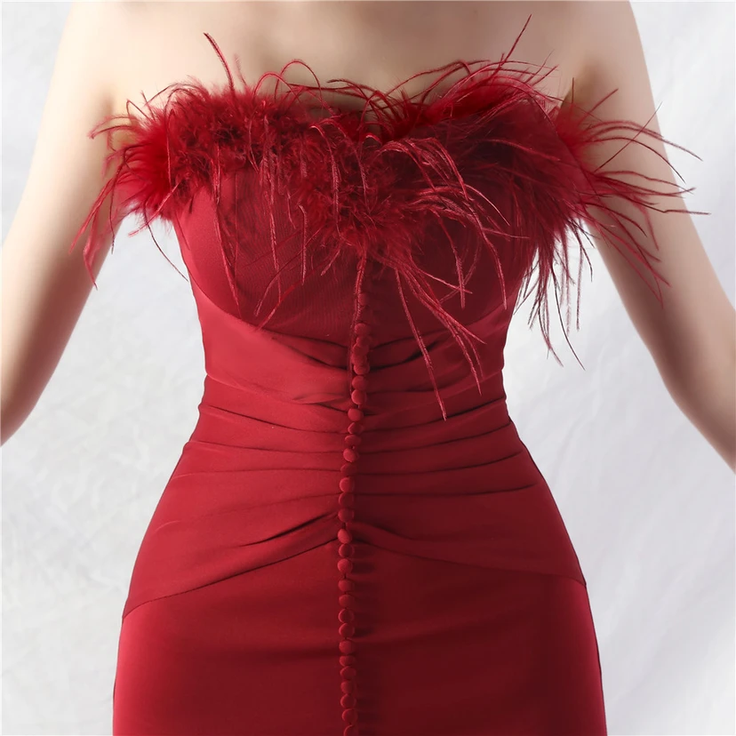 Vestido largo de noche de satén con plumas de avestruz, hecho a mano y con hebilla artística. view 26