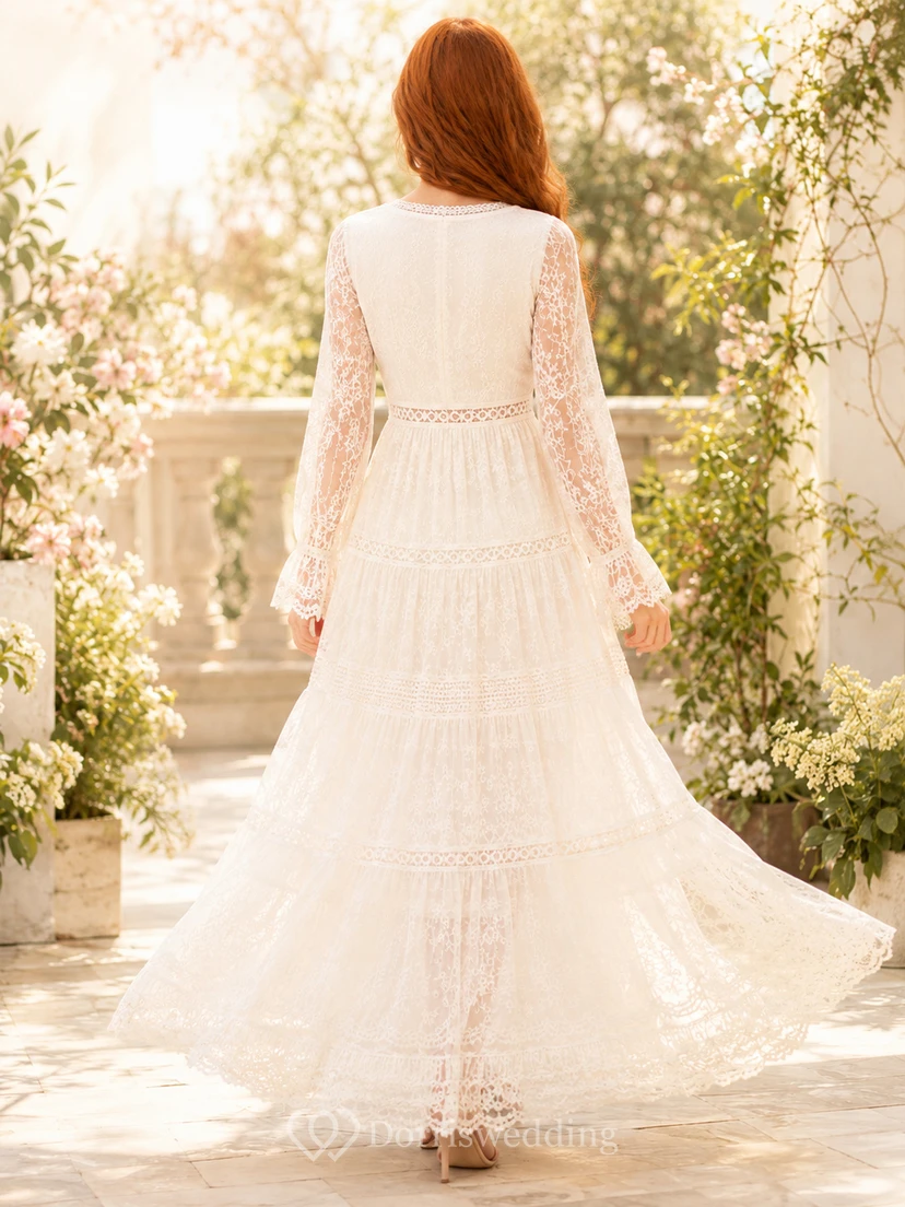 Robe de mariée bohème champêtre en mousseline de soie à col en V, manches cloche et volants, ornée de dentelle et de volants. view 2