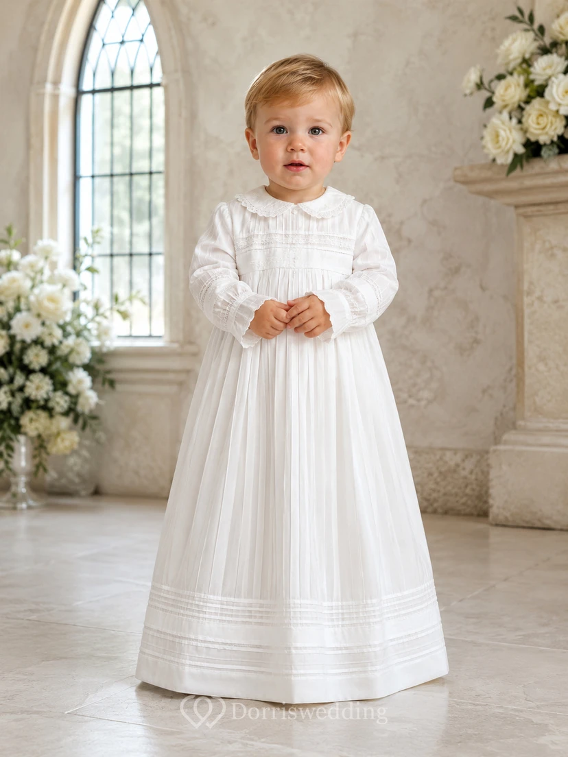 Weißes, langärmeliges, traditionelles Taufkleid mit Biesen und bodenlanger Passform für Jungen