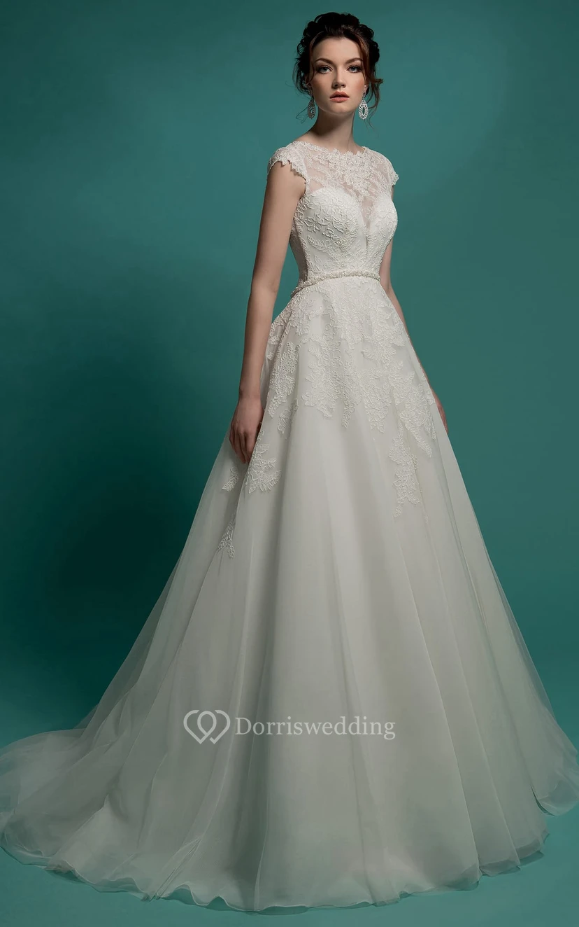 Robe longue trapèze en organza illusion à manches courtes et col rond, ornée d'appliques et de perles.
