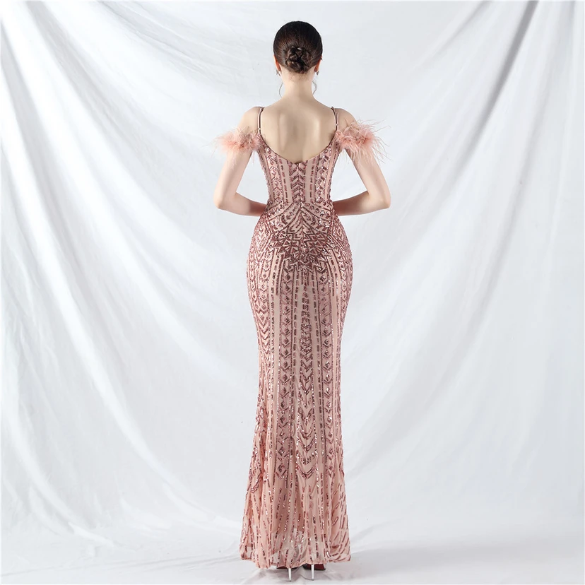 Robe de soirée haut de gamme ornée de perles florales et de plumes d'autruche. view 95